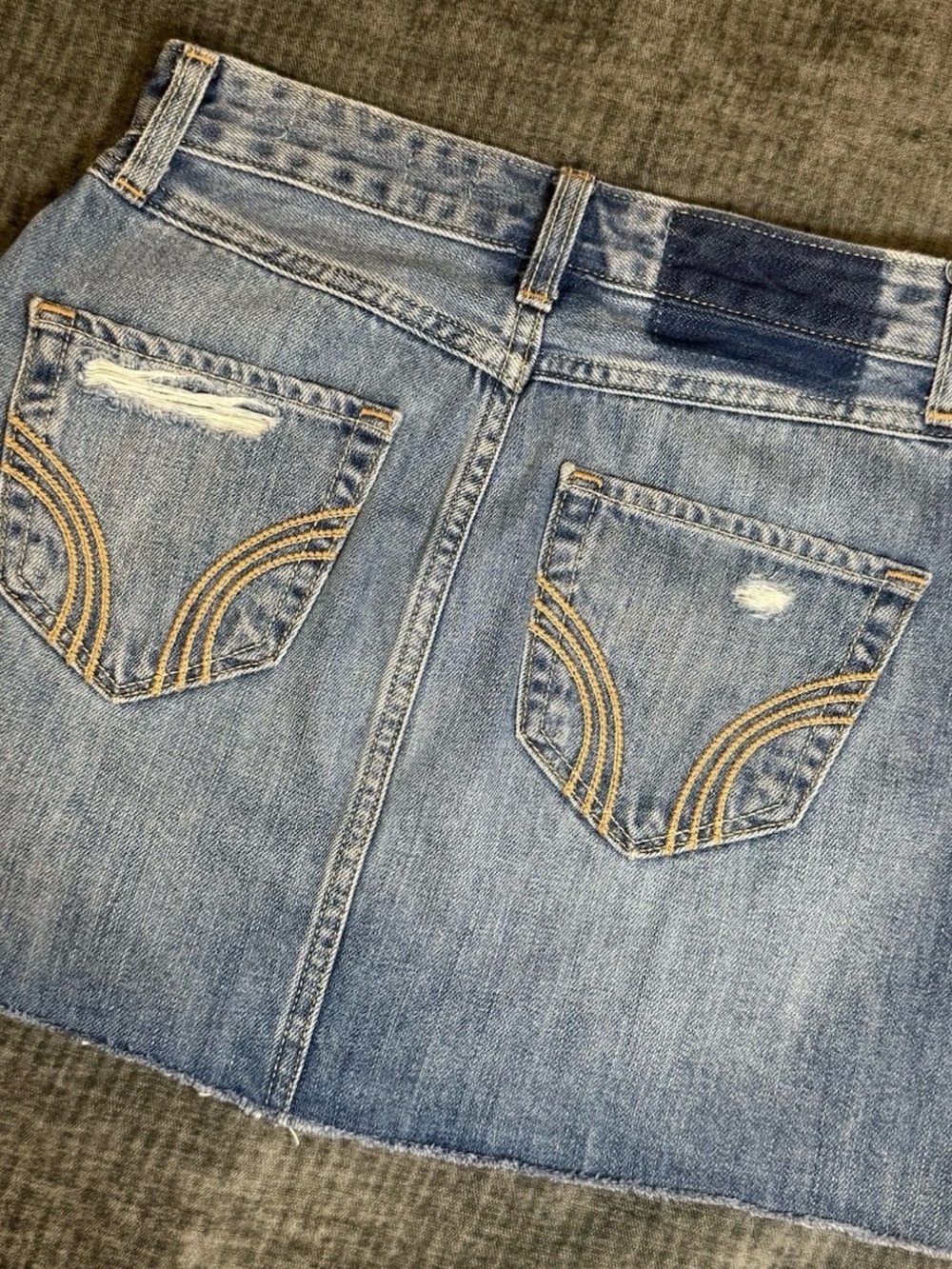Denim Mini Skirt HOLLISTER Hi-Rise Distressed
Size 1R W 25 Measures 25x14 - Picture 6 of 8